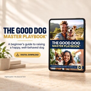 Op de afbeelding: Een digitale tablet met The Good Dog Master Playbook, een gids voor het opvoeden van een gelukkige, goed opgevoede hond. Het scherm toont twee foto's van mensen met hun honden, de titel en een logo. Tekst bevat Digital Download en Digital guide.