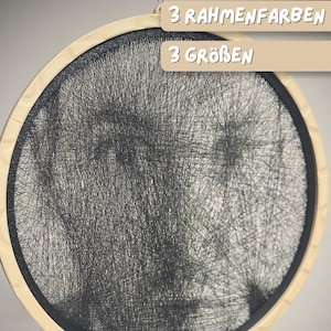 Pode incluir: Arte de parede circular com um design de corda preta dentro de uma moldura de madeira. A obra de arte apresenta um padrão abstrato texturizado. O texto na imagem diz "3 Rahmenfarben" e "3 Größen".