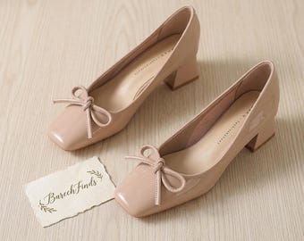 パテントレザーのスクエアトゥメリージェーンヒール、リボンディテール付きチャンキーローヒールパンプス