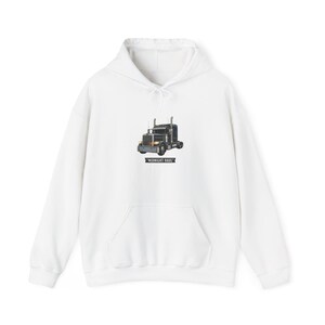 Op de afbeelding: Witte hoodie met een voorzak en een trekkoord. De afbeelding op de voorkant toont een zwarte vrachtwagen met de tekst "MIDNIGHT HAUL" eronder. De hoodie heeft een casual stijl.