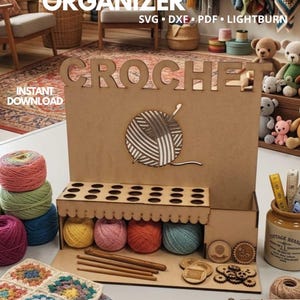 Puede incluir: Un organizador de ganchillo de madera con la palabra "CROCHET" recortada en la parte superior. El organizador tiene una sección para hilo y ganchos, y el texto "CROCHET HOOK ORGANIZER" está en la parte superior. El texto "Laser Cut File 3mm-1/8" MDF" está en la parte inferior.