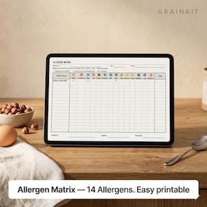 Può includere: Un tablet digitale che mostra un grafico "Matrice degli allergeni" con 14 indicatori di allergeni. Il tablet è su una superficie di legno, con una ciotola di noci, un uovo e un cucchiaio nelle vicinanze. Il testo in basso recita "Matrice degli allergeni - 14 allergeni. Facile da stampare."