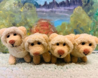 Pecora giocattolo in feltro ad ago – Animale da fattoria fatto a mano (altezza 5 cm)