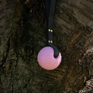 Arbetsboll med handtag, kraftig dragleksak för hundar med halkfritt gummigrepp, nitad belöningsboll i massiv mässing för IGP, agility, vandring