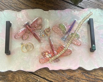 Bandeja de resina con diseño único de libélula colorida.