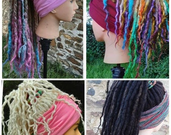 Könnte beinhalten: Vier verschiedene Dreadlock-Stile mit verschiedenen Farben und Texturen, jeweils mit einem Stirnband gestylt. Die Stirnbänder sind in Pink, Burgunderrot und einem bunten Streifenmuster.