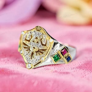 Könnte beinhalten: Rustikales Holzschild mit dem Text "Welcome to our home" in weißer Schrift. Das Schild hat eine Used-Optik und ein schlichtes, einladendes Design.