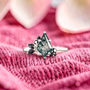 Asymmetrischer Moosachatring mit schwarzen Marquise-Akzenten, gotischer Schmuck in Silberoptik