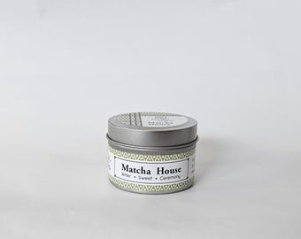 Candela di soia Matcha House da 85 g: profumo di tè verde ispirato al Giappone, in confezione da viaggio in latta.