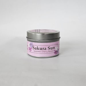 Vela de soja Sakura Sun de 85 g: Aroma a flor de cerezo inspirado en Japón en vaso de cristal.