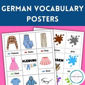 Puede incluir: Carteles educativos con vocabulario alemán. Los carteles presentan ilustraciones de prendas de vestir como un suéter, jeans y una falda, junto con muestras de color. El texto en los carteles incluye palabras alemanas y traducciones al inglés.