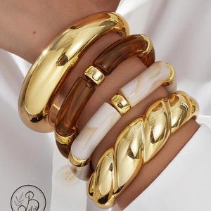 Conjunto de 4 pulseras de resina marrón, brazaletes acrílicos vintage y puño dorado para mujer.