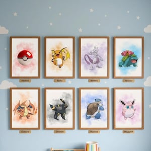Puede incluir: Ocho impresiones en acuarela enmarcadas de personajes de Pokémon, incluyendo una Pokéball, Raichu, Mewtwo y Venusaur, se exhiben en una pared azul claro con estrellas blancas. Cada impresión tiene un marco de madera y una etiqueta con el nombre debajo.