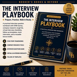 Könnte beinhalten: Ein dunkelblaues, spiralgebundenes Arbeitsbuch mit dem Titel The Interview Playbook mit goldenem Text und Grafiken. Das Cover zeigt ein Kompass-Symbol und fünf kreisförmige Symbole, die Strategien zur Vorbereitung auf Vorstellungsgespräche darstellen.