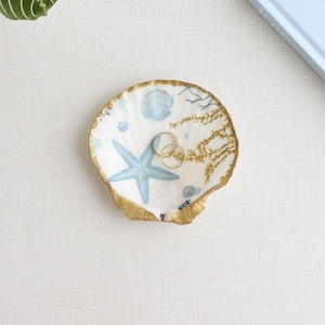 Plato para anillos de concha de vieira hecho a mano / Soporte para joyas de estilo costero con borde dorado