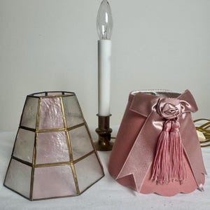Conjunto de Abajur Vintage Rosa e Castiçal Elétrico Dourado | Cúpula de Capiz, Cúpula de Tecido com Bordas Onduladas, Iluminação Cottagecore, Decoração Shabby Chic