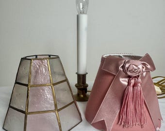 Juego de pantallas de lámpara rosas vintage y candelabro eléctrico dorado / Pantalla de capiz, pantalla de tela festoneada, iluminación estilo cottagecore, decoración shabby chic