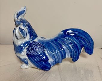 Figura vintage de gallo de cerámica azul y blanca estilo Delft, pintada a mano, para decoración rústica.