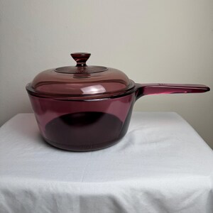 Casseruola in vetro Pyrex Cranberry Vintage Visions da 1,5 litri di Corning