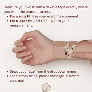 Puede incluir: Una gu&iacute;a de tallas de pulseras con instrucciones de texto y una mano midiendo una mu&ntilde;eca con una cinta m&eacute;trica. El texto aconseja medir la mu&ntilde;eca para un ajuste ce&ntilde;ido o suelto. El logotipo de Earth Gem Atelier est&aacute; en la parte inferior.