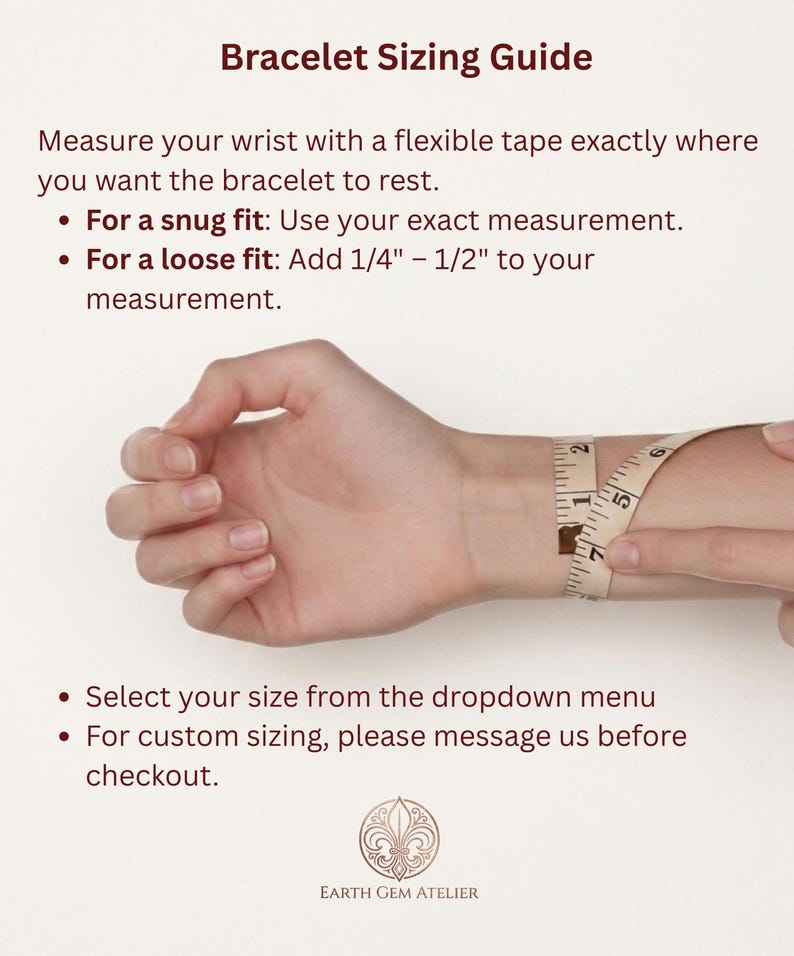 Puede incluir: Una gu&iacute;a de tallas de pulseras con instrucciones de texto y una mano midiendo una mu&ntilde;eca con una cinta m&eacute;trica. El texto aconseja medir la mu&ntilde;eca para un ajuste ce&ntilde;ido o suelto. El logotipo de Earth Gem Atelier est&aacute; en la parte inferior.