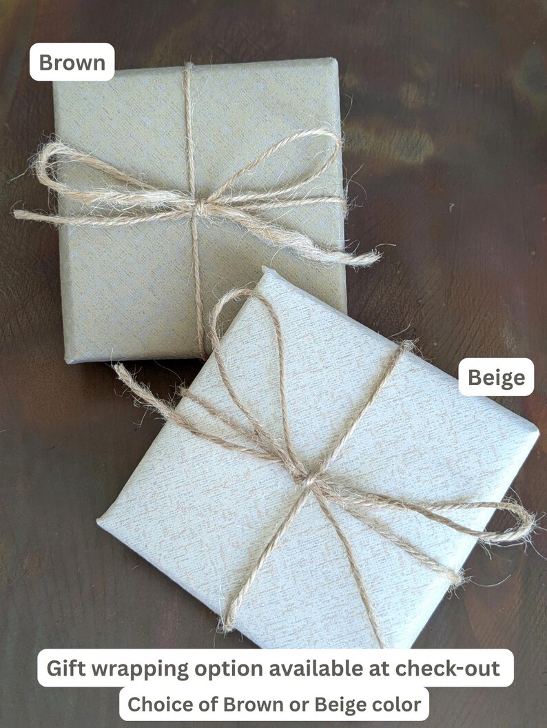 Puede incluir: Dos cajas de regalo, una marr&oacute;n y otra beige, atadas con lazos de cuerda. Las cajas est&aacute;n envueltas en papel texturizado. Texto en la imagen: Opci&oacute;n de envoltorio de regalo disponible al finalizar la compra. Elecci&oacute;n de color marr&oacute;n o beige.