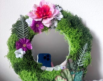 Lustro z mchu z kwiatami i kryształami