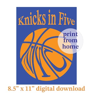 Op de afbeelding: Een digitale print met een blauwe achtergrond en de oranje tekst Knicks in Five boven een oranje basketbalafbeelding met de letters NYC. Een cirkelvormige overlay toont print from home en de onderste tekst vermeldt 8,5" x 11" digital download.