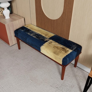Banco otomano tapizado, tela patchwork azul y dorada, mueble para recibidor.