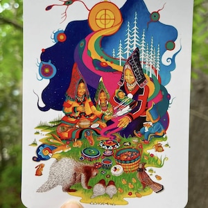 Puede incluir: Una l&aacute;mina de arte rectangular con una ilustraci&oacute;n vibrante de personas con ropa tradicional, un puercoesp&iacute;n, un p&aacute;jaro y conejos en un paisaje verde. Un camino colorido conduce a una forma de sol sobre un cielo azul.