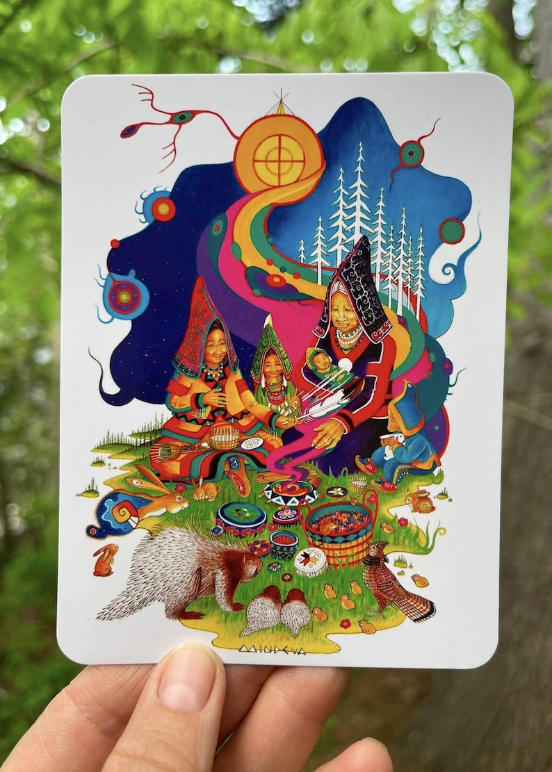 Puede incluir: Una l&aacute;mina de arte rectangular con una ilustraci&oacute;n vibrante de personas con ropa tradicional, un puercoesp&iacute;n, un p&aacute;jaro y conejos en un paisaje verde. Un camino colorido conduce a una forma de sol sobre un cielo azul.