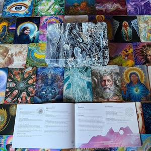 Puede incluir: Una colecci&oacute;n de coloridas cartas de or&aacute;culo ilustradas dispuestas en una cuadr&iacute;cula, con una carta central en blanco y negro que muestra un collage detallado de figuras y un folleto de instrucciones abierto con texto en primer plano.