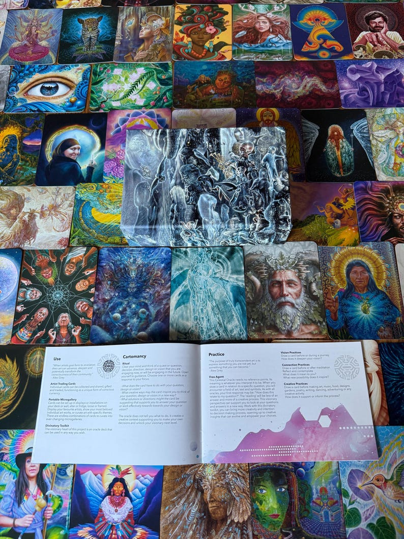 Puede incluir: Una colecci&oacute;n de coloridas cartas de or&aacute;culo ilustradas dispuestas en una cuadr&iacute;cula, con una carta central en blanco y negro que muestra un collage detallado de figuras y un folleto de instrucciones abierto con texto en primer plano.