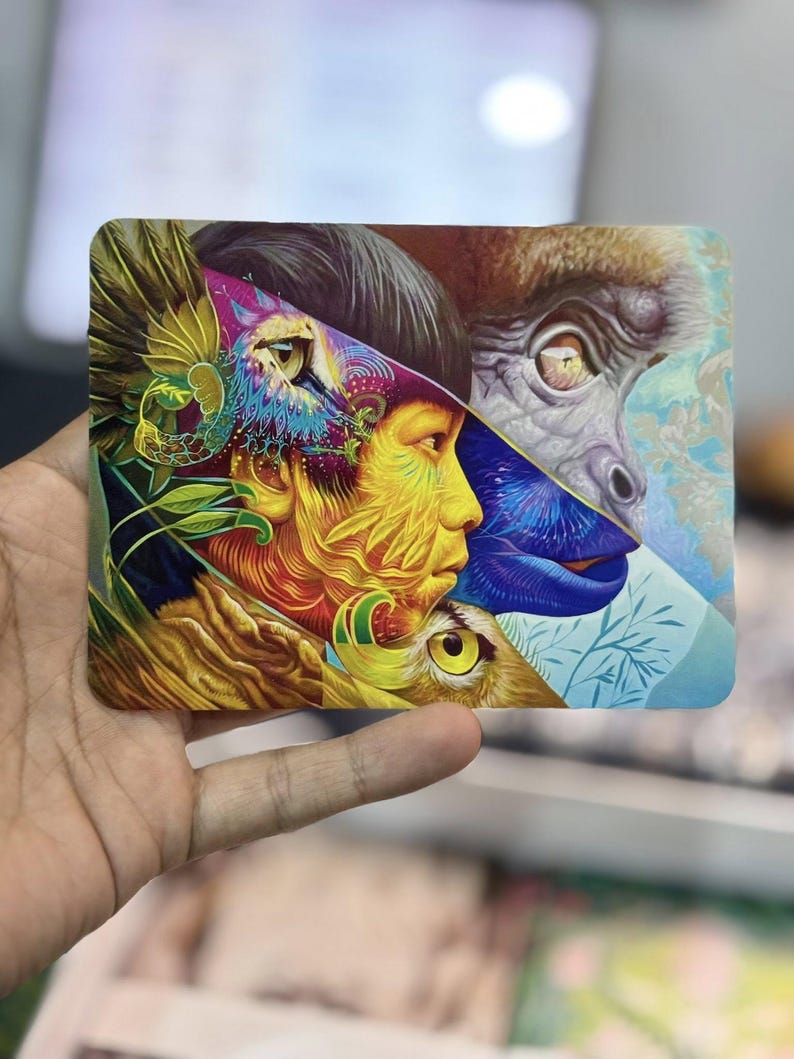 Puede incluir: Una impresi&oacute;n art&iacute;stica rectangular que presenta una ilustraci&oacute;n vibrante y multicapa. La composici&oacute;n muestra un perfil humano mezclado con una cara de primate y un ojo de b&uacute;ho, en tonos saturados de amarillo, azul, morado y verde.