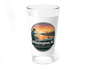 Wilmington, Carolina del Norte: Vaso mezclador con diseño de puesta de sol en la costa / 473 ml (16 oz) con paisaje urbano playero.