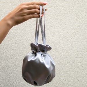 Elegante borsa da polso, borsa porta soldi per la tua festa di nozze, serata fuori, occasione speciale, comunione, realizzata in raso argento grigio borsa porta soldi