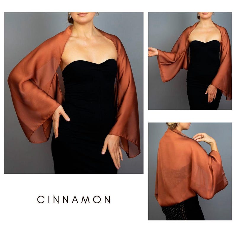 Pu&ograve; includere: Un bolero trasparente color cannella con maniche ampie. Il bolero &egrave; indossato sopra un vestito nero. La parola "CINNAMON" &egrave; stampata in un carattere pulito, senza grazie nella parte inferiore dell'immagine. Il bolero sembra essere fatto di un tessuto leggero e fluido.