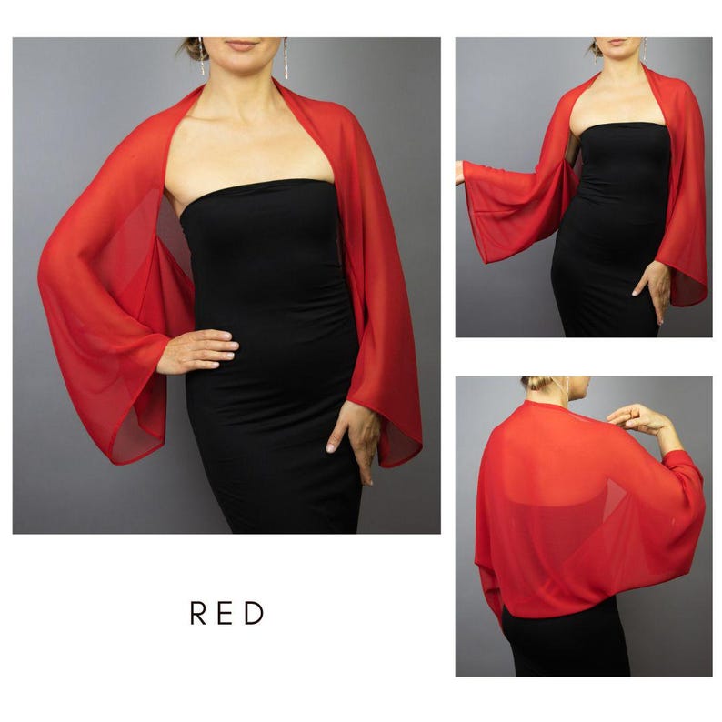 Pu&ograve; includere: Un bolero rosso trasparente con maniche ampie. Il bolero &egrave; indossato sopra un vestito nero. La parola "RED" &egrave; visualizzata in testo bianco nella parte inferiore dell'immagine. Il bolero &egrave; un capo leggero.