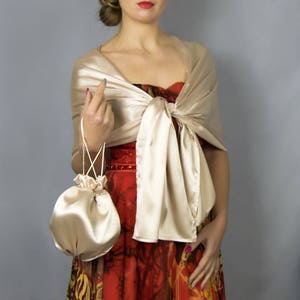 Borsa a mano in raso color champagne beige ecru crema per il tuo matrimonio o comunione, decorata con ricami in pizzo