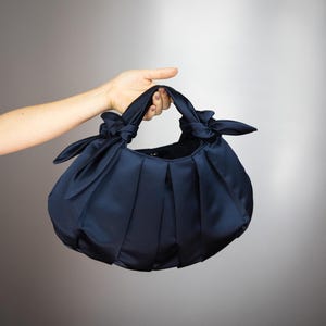 Satin Knoten Tasche Geldbörse navy Satin Tasche, Party Tasche, Abschlussball Tasche, Brautjungfer Tasche, Furoshiki Style Tasche, marineblaue Geldbörse, kleine Abendtasche