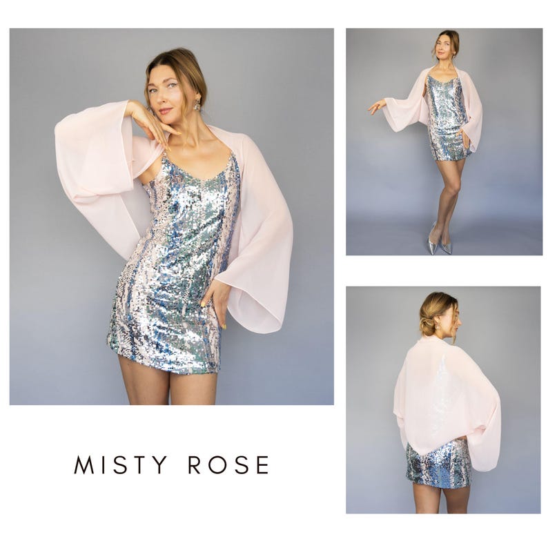 Pode incluir: Bolero de chiffon rosa claro com mangas largas, combinado com um minivestido de lantejoulas prateadas. A imagem inclui o texto "MISTY ROSE". O traje &eacute; mostrado de v&aacute;rios &acirc;ngulos.