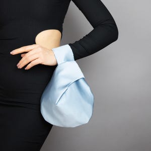 Jasnoniebieska torba, niebieska japońska satynowa torba z węzłem, jasnoniebieska torba na imprezę, minimalistyczny styl, minimalistyczna torba, niebieska torebka, jasnoniebieska satynowa torba damska