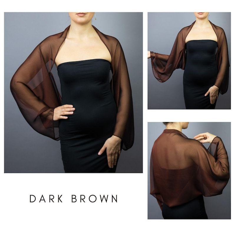 Pode incluir: Bolero transparente castanho escuro com mangas compridas. O bolero &eacute; mostrado em uma pessoa vestindo um vestido preto. O texto "DARK BROWN" est&aacute; na parte inferior da imagem. O bolero &eacute; feito de um tecido leve e fluido.
