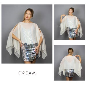 K&ouml;nnte beinhalten: Cremefarbenes Chiffon-Cape-Top mit offenen &Auml;rmeln, kombiniert mit einem Pailletten-Minirock. Das Bild zeigt das Outfit aus verschiedenen Blickwinkeln. Das Wort "CREAM" ist unten im Bild aufgedruckt.