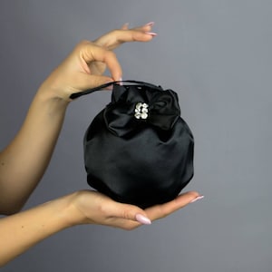Elegante borsa in raso nero per il tuo matrimonio, comunione realizzata in raso e decorata con strass e fiocco / borsa porta soldi / festa