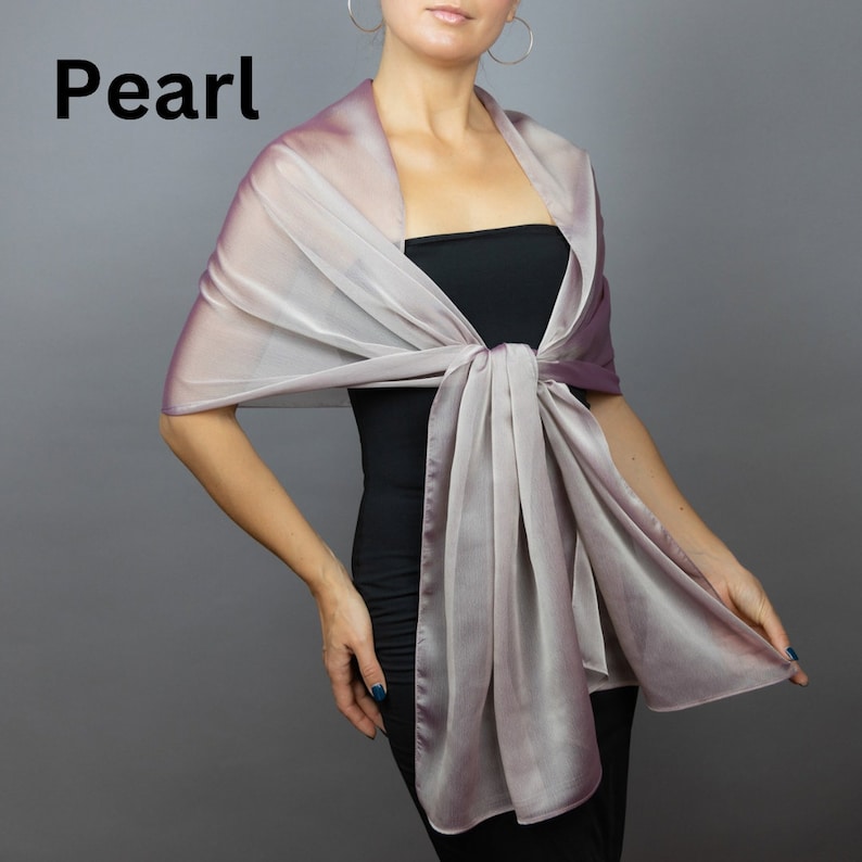 Puede incluir: Un chal de gasa, degradado en tonos perla y malva. El chal est&aacute; atado alrededor del cuello y cae por la parte delantera del cuerpo.
