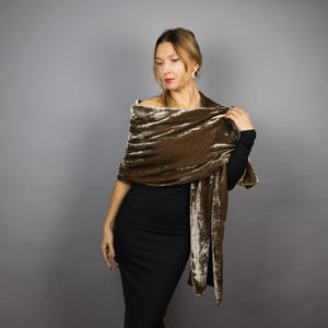 Châle de luxe en velours de soie, haussement d&#39;épaules en velours de soie taupe doré, écharpe en velours de soie dorée, patiné en soie taupe doré, écharpe marron, châle marron, cadeau