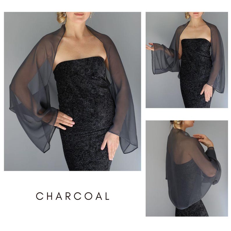 Pode incluir: Um xale transparente cinza carv&atilde;o com mangas compridas, usado sobre um vestido preto sem al&ccedil;as. A palavra "CHARCOAL" est&aacute; impressa em branco na parte inferior. A imagem &eacute; uma foto de produto de moda, mostrando a queda e o estilo da pe&ccedil;a.