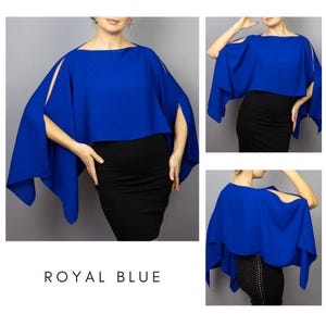 K&ouml;nnte beinhalten: K&ouml;nigsblaues Cape-Top mit offenen &Auml;rmeln, kombiniert mit einem schwarzen Rock. Der Text "ROYAL BLUE" wird am unteren Rand des Bildes angezeigt. Das Bild zeigt mehrere Ansichten des Tops.