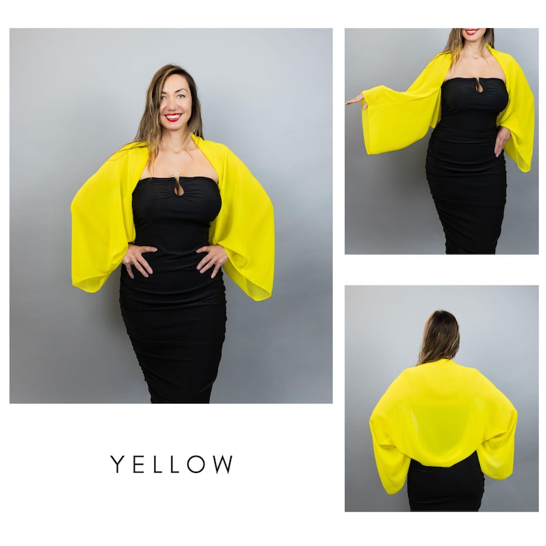 Pode incluir: Um bolero amarelo brilhante e transparente, com frente aberta. O bolero tem mangas largas e fluidas e &eacute; usado sobre um vestido preto. A palavra "YELLOW" est&aacute; impressa em branco na parte inferior da imagem.